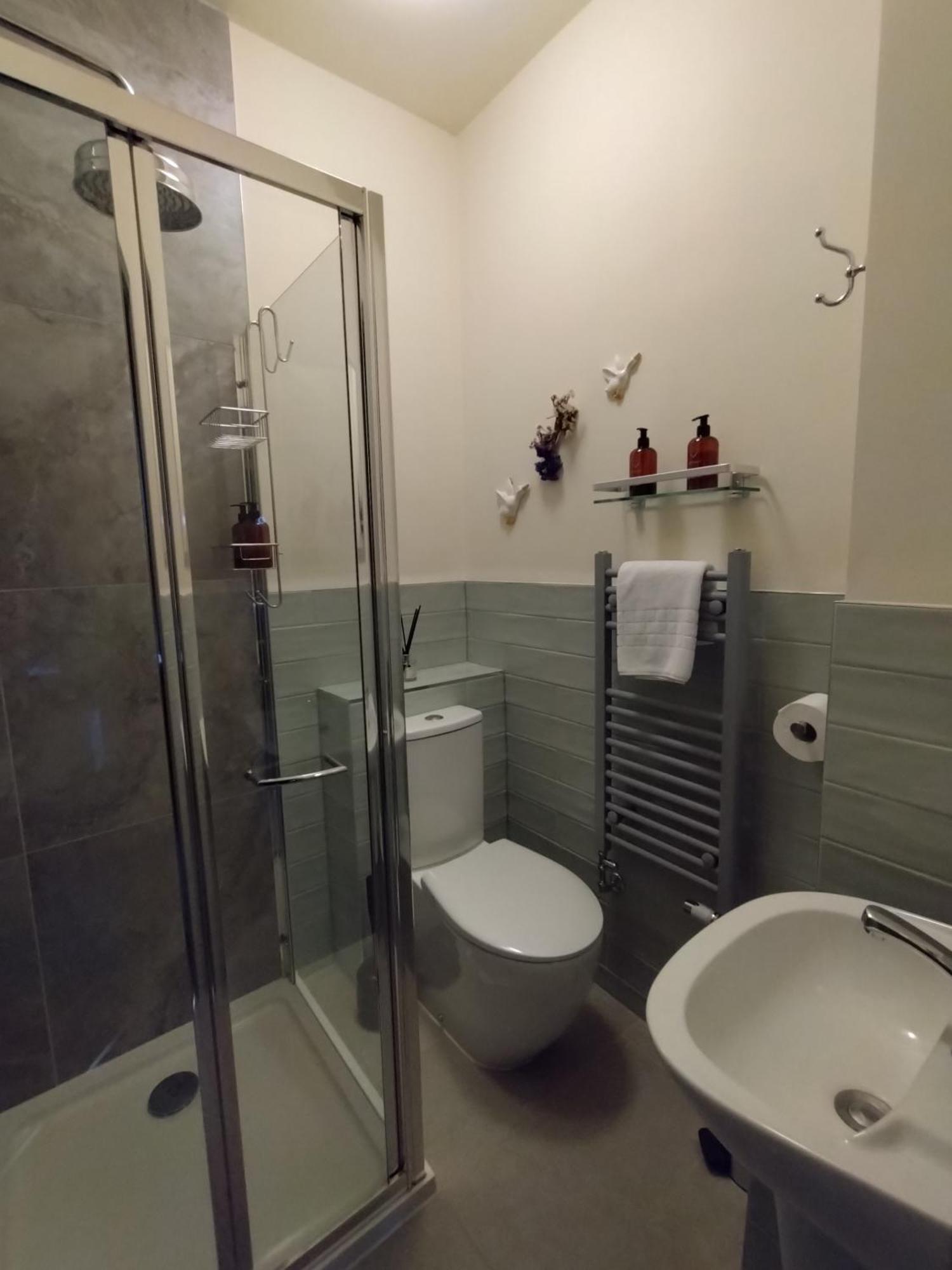 The Bluebell Hotel Bath Room photo